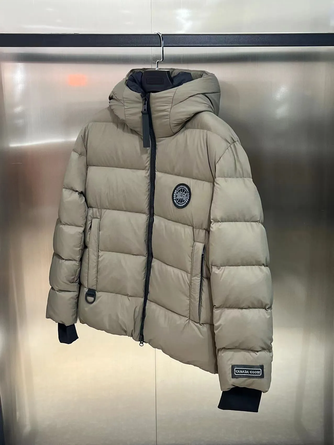 P940 2️⃣0️⃣2️⃣4️⃣The latest Canada goose black label down jacket. The goose black label down jacket is a must-have in the outerwear industry! The latest designer styles! The goose down jacket has always been a popular element of fashion and is loved by experts from all walks of life! Fashionable hooded cut, high-end customer-supplied fine goose down, high resilience, smooth zipper, strong and firm. Pockets on both sides can store small items, free your hands, and you can go out without worries. It can also meet the need of putting your hands in your pockets👏👏Produced by Big Goose, it can be used as a group uniform by many celebrities. This down jacket uses a double-layer anti-down lining design, which has strong windproof performance and will be very warm in winter! New standard 90% goose down filling, high fluffiness, windproof hooded design. When walking outdoors, pull the collar to the highest position, put your hands in the pockets and it will be very warm. It can be easily controlled by all body types! The interior is equipped with an elastic snow skirt design for better wrapping. The simple and neat style design highlights the masculine temperament. The impeccable style is classic and never goes out of style. It is warm and practical, and it is versatile! You can enter with your eyes closed!  Size: XS-XXL Color: black gray